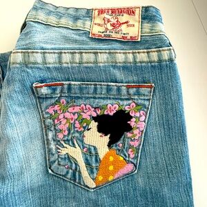 True Religion bootcut jeans with embroidered back pocket in size 29